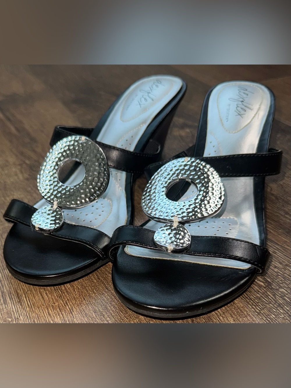DexFlex by Dexter Black Slingback Comfort Sandals Size 8 Silver Disc Low Heel
